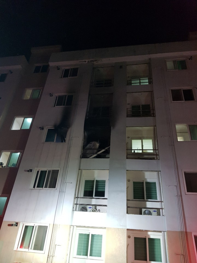 23일 오전 불이 난 대구 육군 제2작전사령부 독신자 숙소 모습. 대구 수성소방서 제공