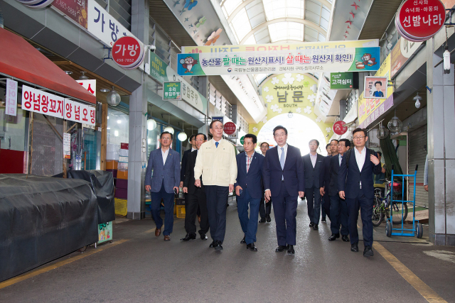 장세용(왼쪽) 구미시장과 박원순 서울시장이 24일 구미 새마을중앙시장을 둘러보고 있다. 구미시 제공