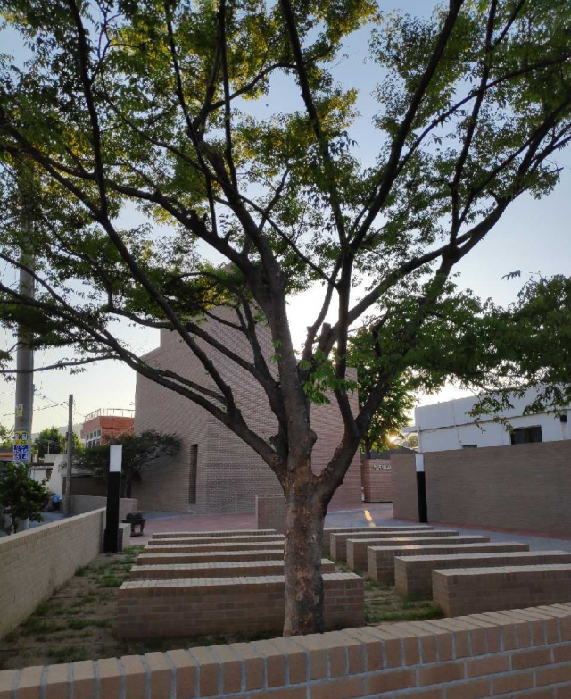 하양무학로교회 내 야외 예배공간 한켠에는 대한불교조계종 제10교구 본사인 은해사의 돈관 주지가 기념식수한 느티나무가 서 있다. 이 나무 아래 표지석에는