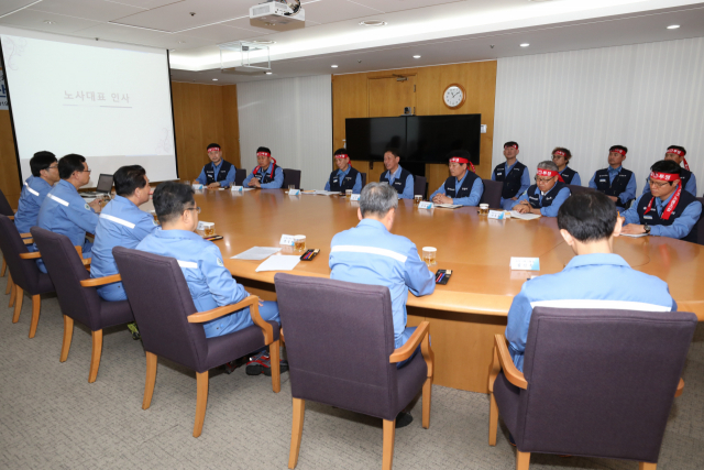 한국노총 산하 포스코노동조합과 포스코가 24일 오전 포스코 본사 임원회의실에서 임금·단체협상 1차 교섭을 진행하고 있다. 한국노총 포스코노동조합 제공