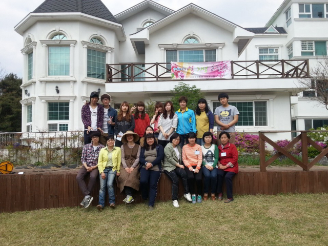 반야선원 사무량심 회원들이 지난달 서린요양원을 찾아 봉사하고 촬영한 기념사진. 사무량심 제공