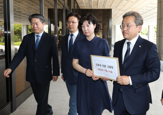 더불어민주당 송기헌 법률위원장(맨오른쪽) 등이 최근 자유한국당 강효상 의원이 기자회견에서 한미 정상회담 조율 과정을 언급한 것과 관련해 강 의원을 외교상기밀누설 혐의 등으로 고발한다는 내용의 고발장을 접수하기 위해 24일 오후 서초구 서울중앙지검으로 들어서고 있다. 연합뉴스