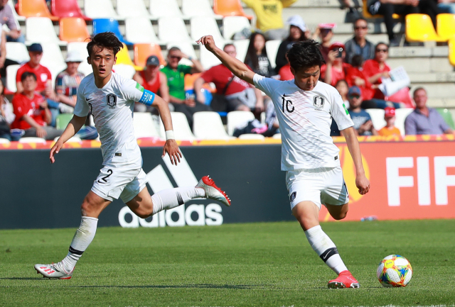 25일 오후(현지시간) 폴란드 비엘스코-비아와 스타디움에서 열린 2019 국제축구연맹(FIFA) 20세 이하(U-20) 월드컵 한국과 포르투갈의 F조 조별리그 첫 경기에서 한국 대표팀 이강인이 후반전 첫 번째 슈팅을 하고 있다. 연합뉴스