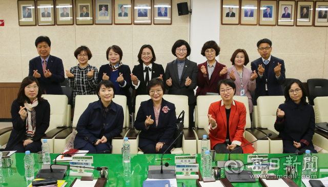 경북여성정책개발원과 안동시의회 여성 의원들은 안동시 여성친화도시 조성을 위해 최근 간담회를 가지고 기념촬영을 하고 있다. 안동시 의회