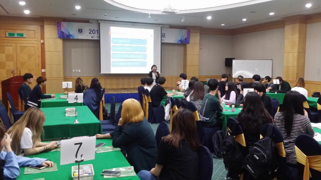 지난 22일부터 23일까지 신입생 인성 캠프에 참석한 경북도립대학교 260여 명의 신입생이 인성 함양 교육을 듣고 있다. 경북도립대학교 제공