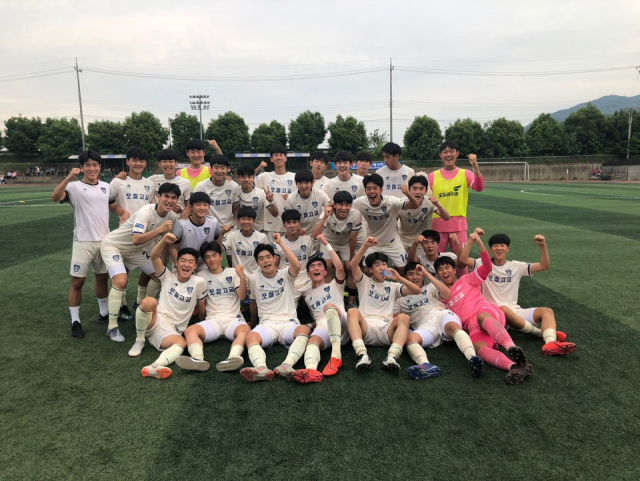 2019 전반기 K리그 주니어 B조에서 25일 우승을 차지한 포항스틸러스 U18 유스팀 선수들이 