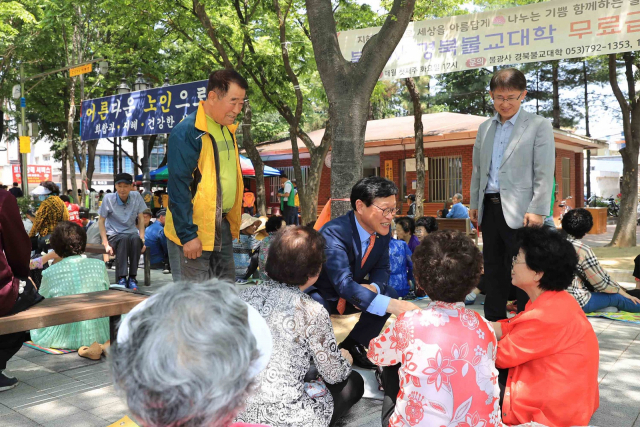 고산1동 새마을 부녀회가 주최한 경로잔치에 김대권 수성구청장이 참석했다. 수성구청 제공.