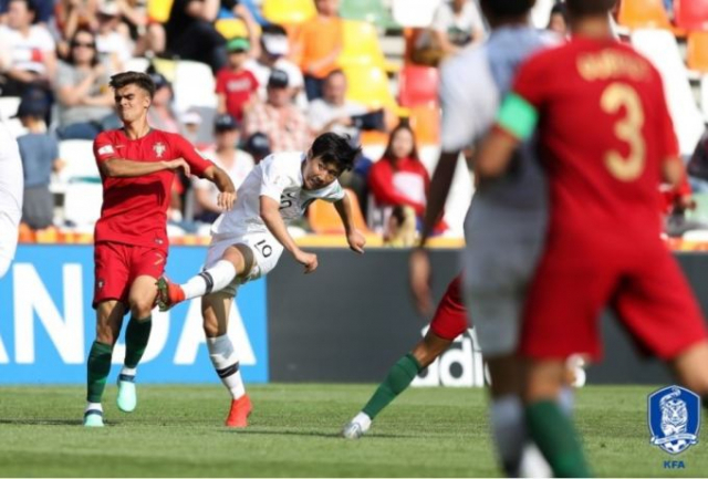 U20월드컵 포르투갈전에 출전한 이강인이 슈팅을 하고 있다. 대한축구협회