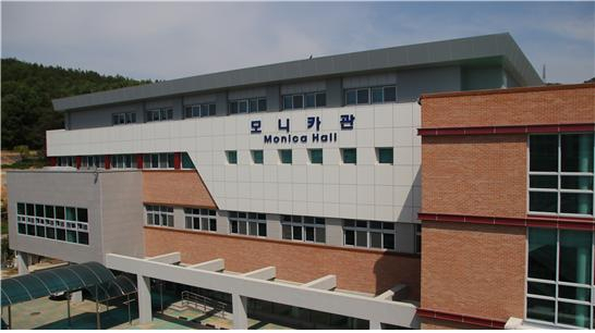 이순금 (재)달성학원 이사장과 이상택 매일신문 사장, 강은희 대구시교육감 등 내빈들이 28일 대구 달서중고등학교 다목적교실(모니카관) 준공식에서 테이프 커팅을 하고 있다.