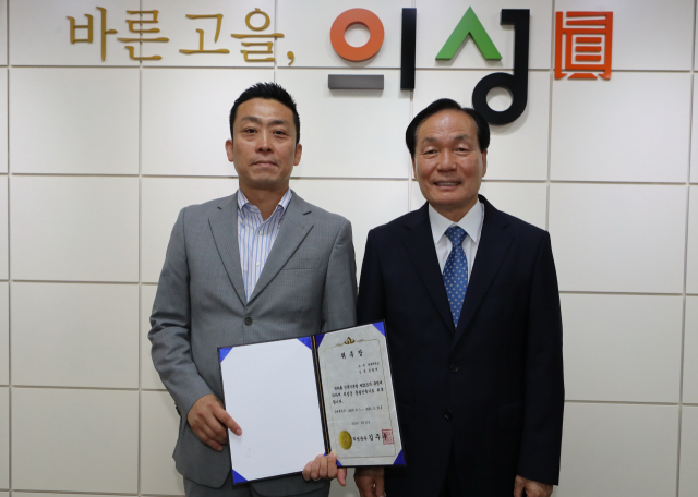 김주수(오른쪽) 의성군수와 경북대 윤철재 교수가 위촉식을 마친 후 기념 촬영을 하고 있다. 의성군 제공