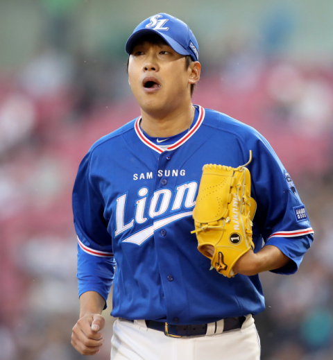 삼성 라이온즈 우완 윤성환이 28일 잠실 두산 베어스전 선발투수로 마운드에 올라 두산 조쉬 린드블럼과 맞대결을 펼친다. 삼성 라이온즈 제공