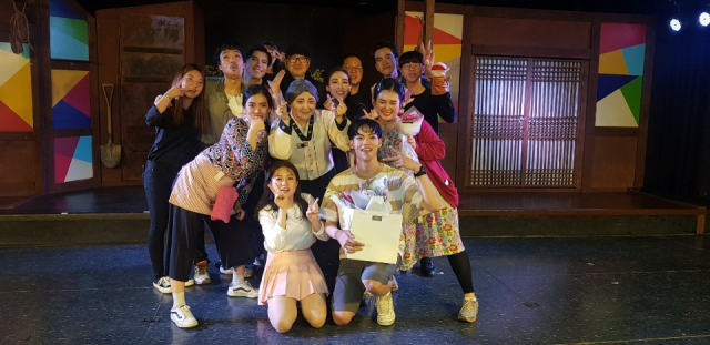 호산대 뮤지컬과 학생들이 함께 모여 DIMF 대학생 뮤지컬페스티벌 본선 진출을 기뻐하고 있다. 호산대 제공