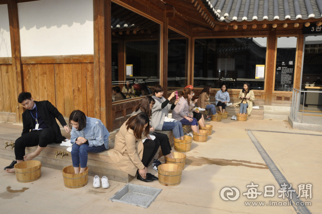 영천한의마을 관람객들이 한방족욕체험을 하며 지친 심신을 풀고 있다. 영천시 제공
