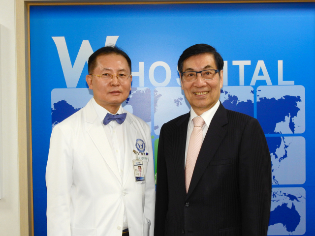 미세재건 수술의 세계적인 권위자인 대만 장궁병원 웨이푸찬 교수(오른쪽)가 대구 W병원을 방문, 제자인 우상현 병원장과 기념촬영을 했다.