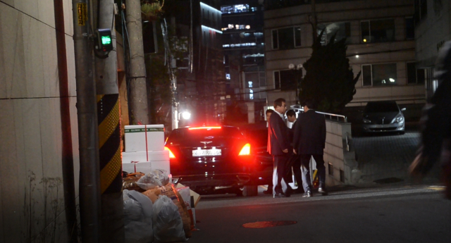 지난 21일 오후 서훈 국정원장과 양정철 민주연구원장이 서울 강남의 한 음식점에서 만난 뒤 헤어지고 있다. 더팩트 제공
