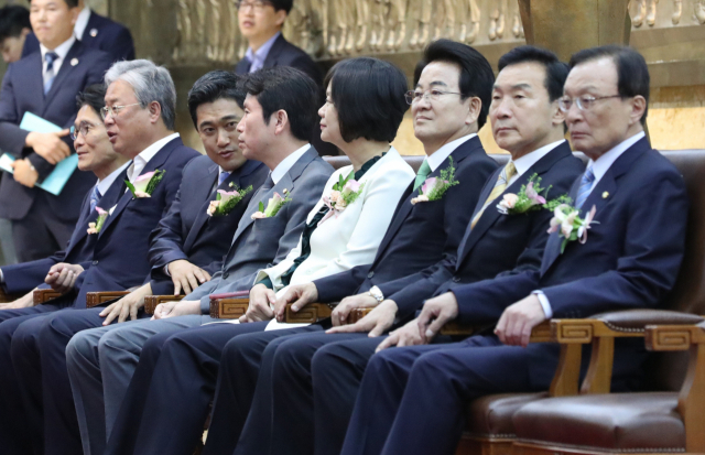여야 4당 지도부가 27일 오전 국회에서 열린 제71주년 국회 개원 기념식에 참석해 있다. 오른쪽부터 더불어민주당 이해찬 대표, 바른미래당 손학규 대표, 민주평화당 정동영 대표, 정의당 이정미 대표, 더불어민주당 이인영 원내대표, 바른미래당 오신환 원내대표, 민주평화당 유성엽 원내대표, 정의당 윤소하 원내대표. 연합뉴스