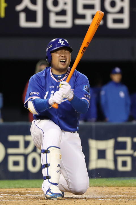 삼성 라이온즈 외야수 박한이가 27일 오전 음주운전을 하다 적발된 후 은퇴를 선언했다. 4년 만의 가을야구 복귀를 노리는 삼성에 악재가 될 것으로 보인다. 연합뉴스