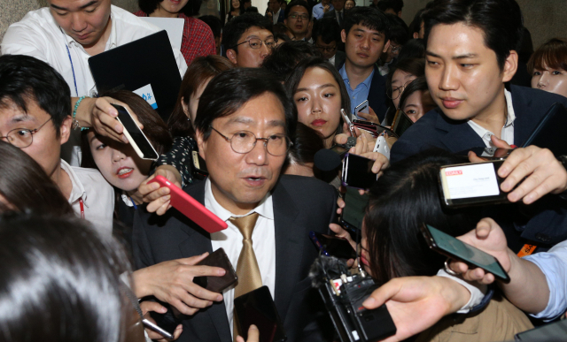 양정철 민주연구원장이 27일 오전 국회에서 열린 더불어민주당 최고위원회의가 끝난 후 자신과 서훈 국정원장이 독대했다는 한 언론 보도와 관련한 기자들의 질문에 답하고 있다. 연합뉴스