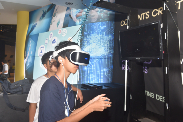 대구한의대학교 가상현실교육센터을 찾은 고등학생이 VR체험을 하고 있다. 대구한의대 제공