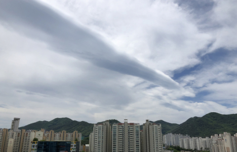 28일 오전 대구 하늘에 보기가 드문 기상 현상인 