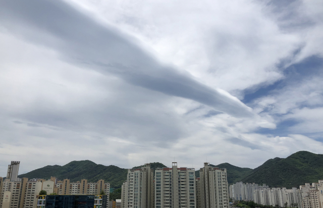 28일 오전 대구 하늘에 보기가 드문 기상 현상인 