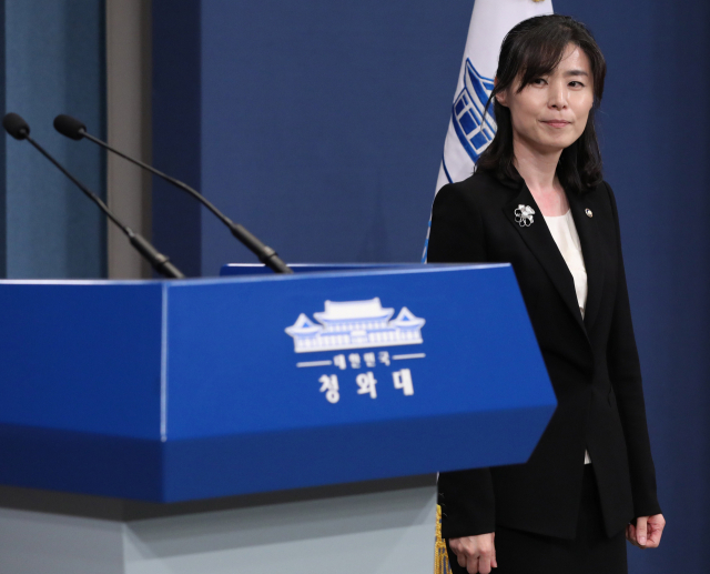 김외숙 청와대 신임 인사수석이 28일 오후 청와대 브리핑실에서 조현옥 인사수석의 차관급 인사 브리핑을 기다리고 있다. 연합뉴스