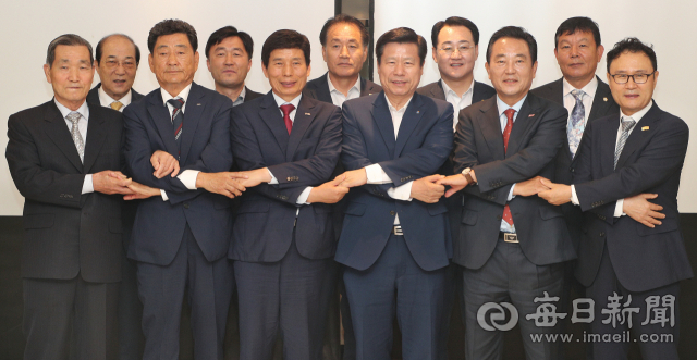 대구시 신청사 유치희망 구·군 단체장, 의회 의장, 유치위원장 간담회가 28일 대구 이월드에서 열려 참석자들이 회의 시작 전 기념촬영을 하고 있다. 북구청은 불참했다. 앞줄왼쪽부터 시계반대방향. 제갈재봉 달성군 공동유치위원장·양종학 달서구 유치위원장·이태훈 달서구청장·류규하 중구청장·김문오 달성군수·박창용 중구 추진위원장·최상극 달서구의회 의장·오상석 중구의회 의장·서도원 달성군의회 부의장·이병호 달서구 유치위간사·차준용 달성군 공동유치위원장. 성일권 기자 sungig@imaeil.com