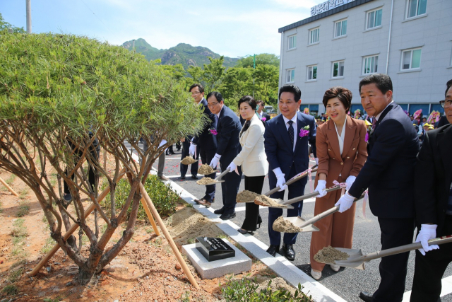 경운대학교 플라잉 센터 개관식에서 김향자 경운대 이사장을 비롯한 내빈들이 기념식수를 하고 있다. 경운대 제공