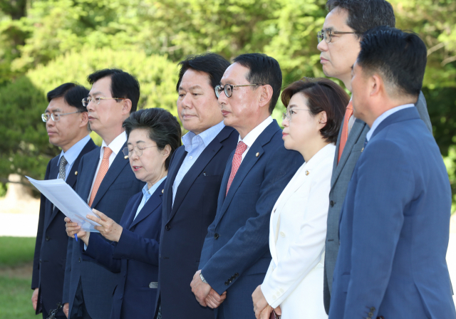 자유한국당 원내부대표단 및 국회정보위원들이 28일 오후 서훈 국가정보원장과 양정철 민주연구원장의 만찬 회동과 관련해 서울 서초구 국가정보원을 항의 방문하고 있다. 왼쪽부터 최교일·이만희·이은재·정양석·김도읍·김정재·곽상도·김규환 의원. 연합뉴스