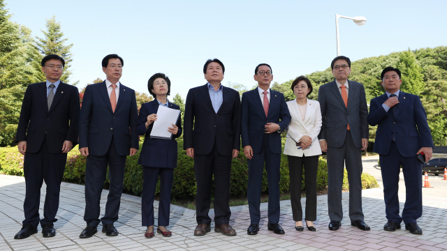 자유한국당 원내부대표단 및 국회정보위원들이 28일 오후 서훈 국가정보원장과 양정철 민주연구원장의 만찬 회동과 관련해 서울 서초구 국가정보원을 항의 방문하고 있다. 왼쪽부터 최교일·이만희·이은재·정양석·김도읍·김정재·곽상도·김규환 의원. 연합뉴스