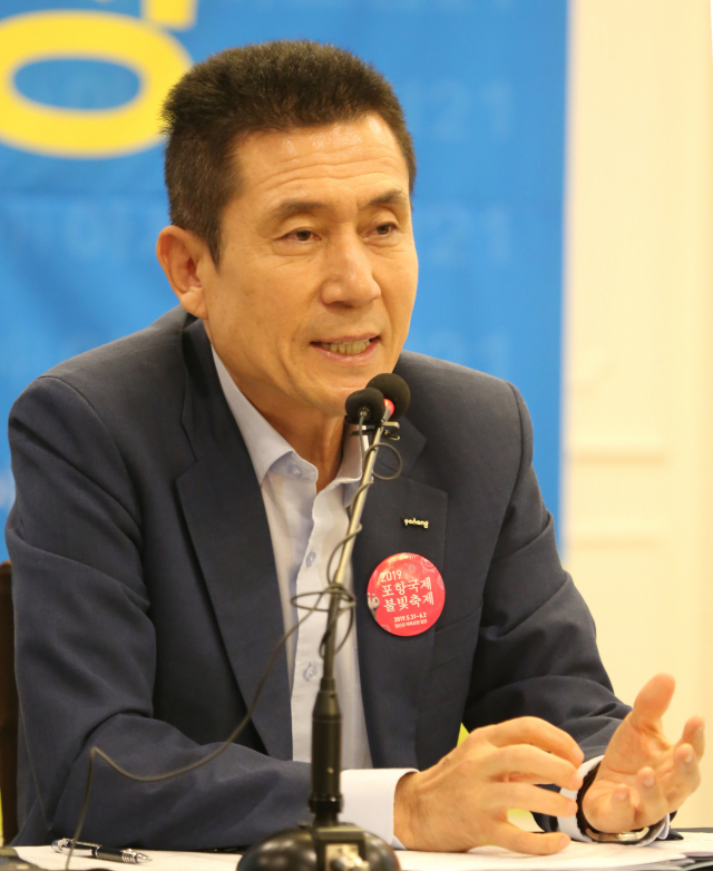 이강덕 포항시장이 28일 대구에서 열린 아시아포럼 21 정책토론회에 참석해 지진이 가져온 포항의 어려움을 설명하며 특별법 제정 등 정부, 정치권이 지진피해 복구와 도시 재건 등에 노력을 기울여 줄 것을 호소하고 있다. 아시아포럼 21 제공