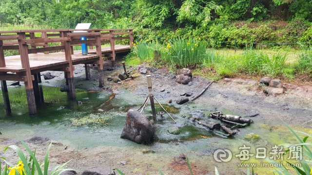 경북 예천군 남산 산책로 생태습지가 관리 미흡으로 방치된 채 흉물로 전락했다. 연못에 물은 빠지고 드러난 바닥에는 파손된 분수대가 그대로 널브러져 있다. 윤영민 기자