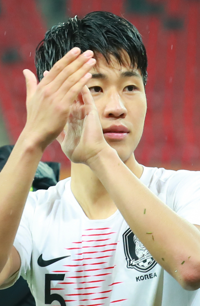 28일 오후(현지시간) 폴란드 티히 경기장에서 열린 2019 국제축구연맹(FIFA) 20세 이하(U-20) 월드컵 F조 조별리그 2차전 한국과 남아프리카공화국의 경기가 김현우의 헤더골로 1-0 한국의 승리로 끝났다. 경기 종료 뒤 김현우가 박수를 치며 관중석을 향해 인사하고 있다. 연합뉴스