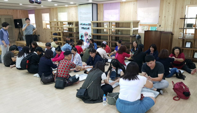 지난 28일 고령 개실마을에서 대만관광객이 엿만들기 체험을 하고 있다. 고령군 제공
