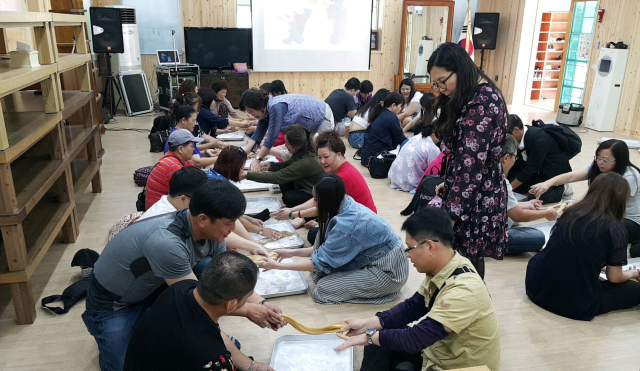 지난 28일 고령 개실마을에서 대만관광객이 엿만들기 체험을 하고 있다. 고령군 제공