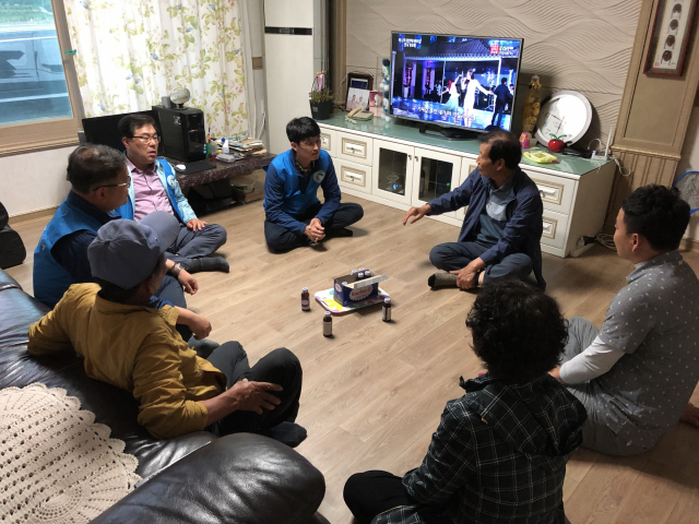 27일 경상북도개발공사 직원들은 안동시 풍천면 운골 마을을 방문해 경북도청 신도시 공사로 인한 불편함이 없는지 소통하는 자리를 가졌다. 경북개발공사 제공