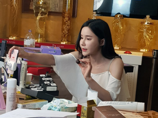 중국 최대 온라인 유통채널인 왕홍이 인터넷을 통해 영주지역 농특산물을 중국 현지에 홍보 판매하고 있다. 영주시 제공