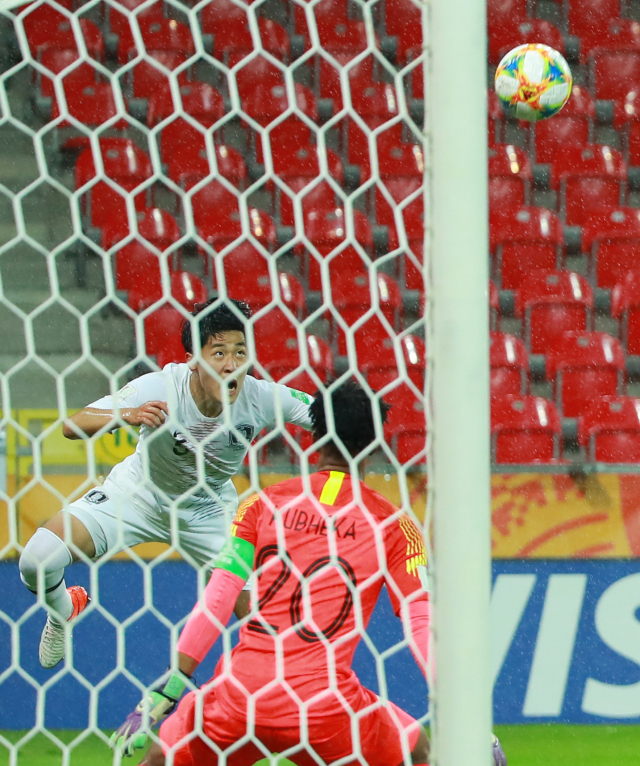 29일 폴란드 티히 경기장에서 열린 2019 국제축구연맹(FIFA) 20세 이하(U-20) 월드컵 F조 조별리그 2차전 남아프리카공화국의 경기. 전반전 김현우가 남아공 문전에서 올라온 공을 바라보며 헤딩으로 연결하려 하고 있다. 연합뉴스