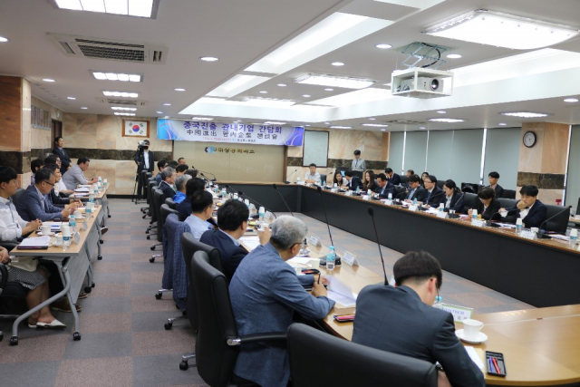 궈펑 주(駐)부산 중국총영사 일행이 구미상공회의소에서 구미지역의 중국 진출 기업체 대표들과 간담회를 열어 고충 및 의견을 수렴하고 있다. 구미시 제공