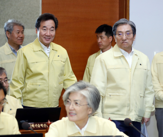 이낙연 국무총리와 노영민 대통령 비서실장이 29일 오전 청와대 여민관 영상회의실에서 열린 을지태극 국무회의에 입장하고 있다. 연합뉴스