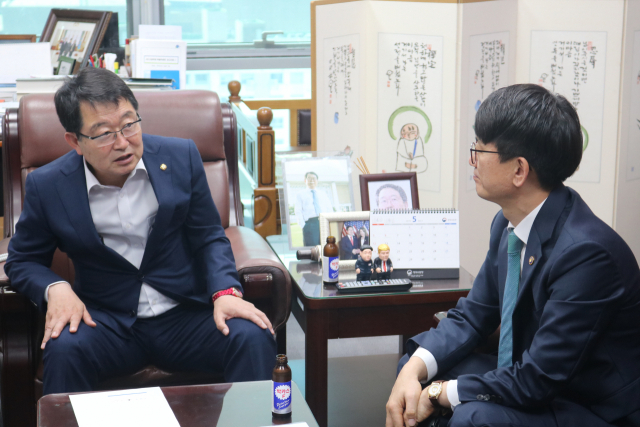 백승주 자유한국당 의원(왼쪽)이 박재민 국방부 신임 차관과 이야기를 나누고 있다. 백승주 의원실 제공