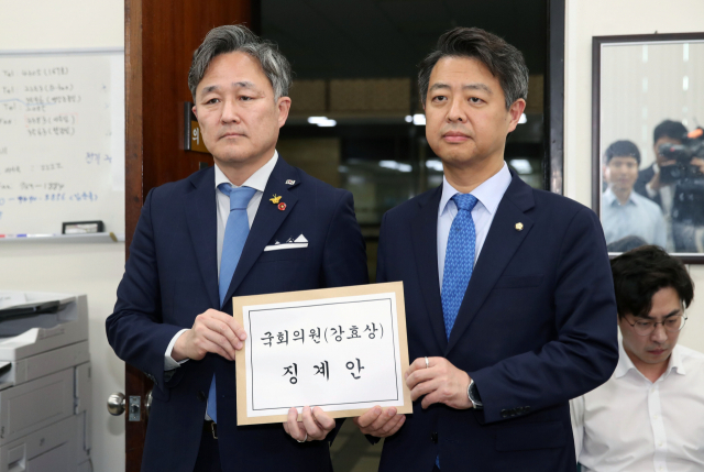 더불어민주당 표창원 의원(왼쪽)과 김영호 의원이 29일 여의도 국회에서 한미 정상 간 통화 내용 유출로 논란을 일으킨 자유한국당 강효상 의원에 대한 징계안 제출을 위해 의안과로 들어서고 있다. 연합뉴스