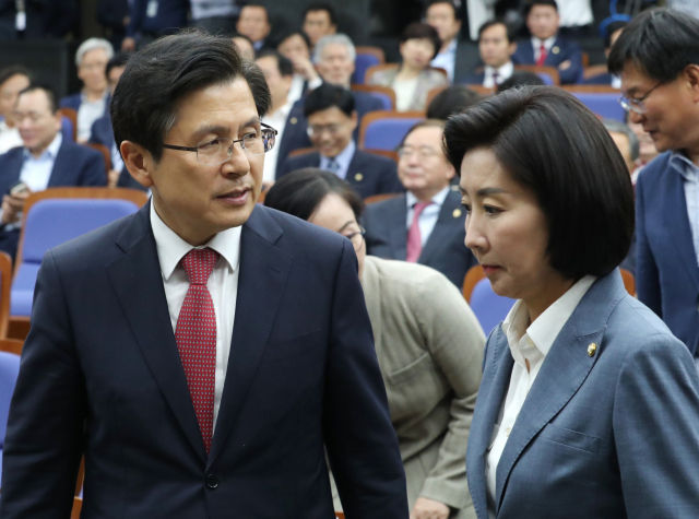 자유한국당 황교안 대표(왼쪽)와 나경원 원내대표가 29일 오후 국회에서 열린 의원총회에 참석하고 있다. 연합뉴스