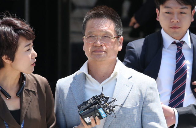 김학의 전 법무부 차관에게 억대 금품과 성접대를 했다는 의혹을 받는 건설업자 윤중천 씨가 서울 서초구 서울중앙지법에서 열린 영장실질심사에 출석한 뒤 법정을 나서고 있다. 연합뉴스DB