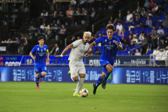 29일 울산 문수축구경기장에서 열린 울산현대와의 대구FC와의 경기에서 대구의 세징야가 울산수비수를 제치고 드리블하고 있다. 대구FC 제공.