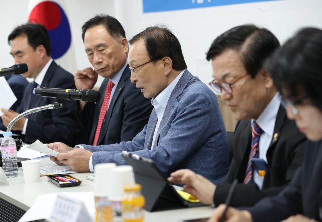 28일 서울 중구 한국외식업중앙회 중앙교육원에서 열린 더불어민주당 외식업계 정책간담회에서 이해찬 대표가 인사말을 하고 있다. 연합뉴스