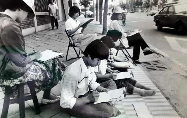 1984년 여름 대학생들이 아르바이트로 대구시내에서 교통량 조사를 하고 있다.
