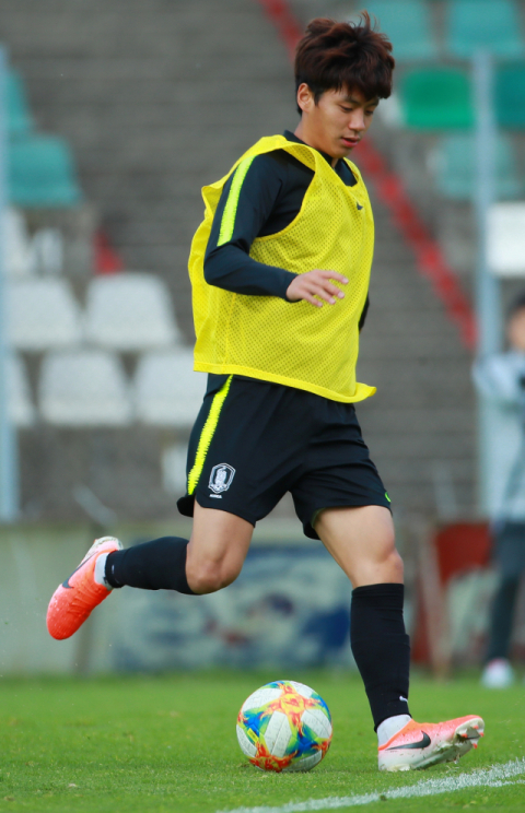 2019 국제축구연맹(FIFA) 20세 이하(U-20) 월드컵에 출전하고 있는 대표팀 전세진이 29일 오후(현지시각) 폴란드 카토비체 크레소바 구장에서 열린 훈련조 연습에 참석해 미니게임을 펼치며 슛을 하고 있다. 연합뉴스