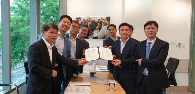 27일 청와대를 방문한 김장호(왼쪽 두 번째) 경북도 기획조정실장이 사용후핵연료 과세를 위한 원전 소재 10개 광역·기초자치단체장의 공동건의문을 전달하고 있다. 경북도 제공