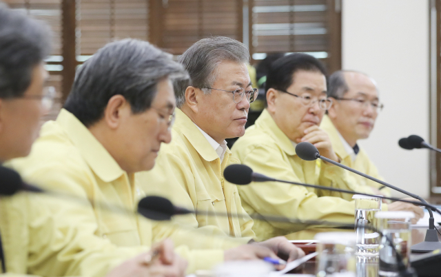 문재인 대통령이 30일 청와대에서 헝가리 유람선 사고 관계장관 대책회의를 주재하고 있다. 연합뉴스